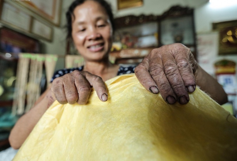 "Lão bà" nghệ nhân với tuyệt kỹ huấn luyện tằm dệt lụa