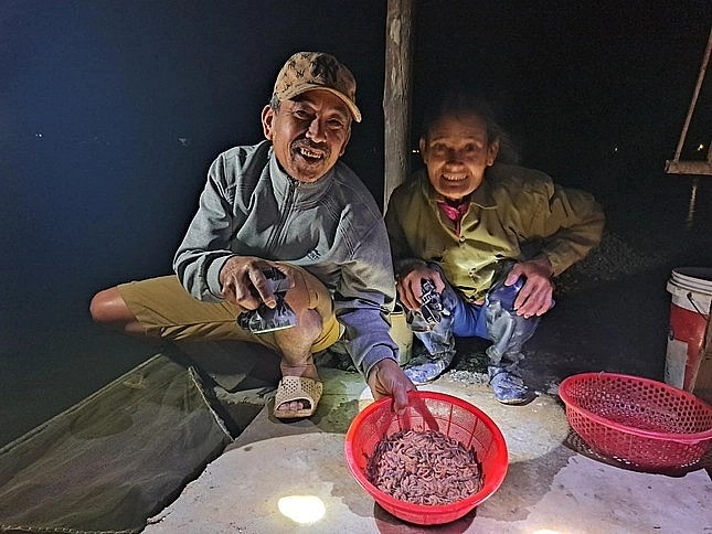 Theo thống kê toàn xã có khoảng 5 ha diện tích ruộng rươi lúa kết hợp của hơn 50 hộ dân