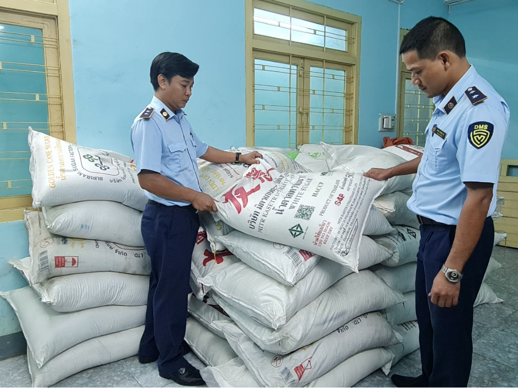 Lực lượng chức năng kiểm tra hàng hóa vi phạm