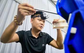 Kinh ngạc với trại nuôi cua biển trong nhà đầu tiên ở Hà Nội, giá gần 1 triệu đồng/kg