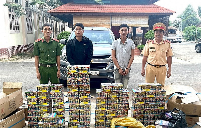 Thu giữ gần 180kg pháo nổ