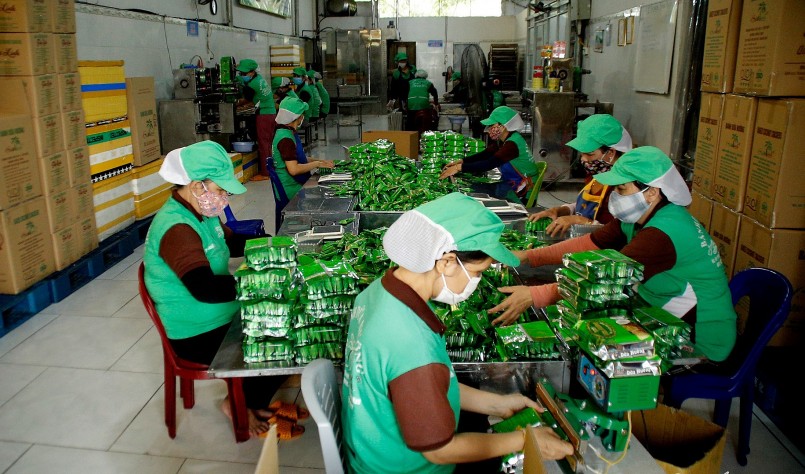 Xưởng làm bánh dừa của anh Tuấn tạo việc làm cho 30 lao động trên địa bàn.