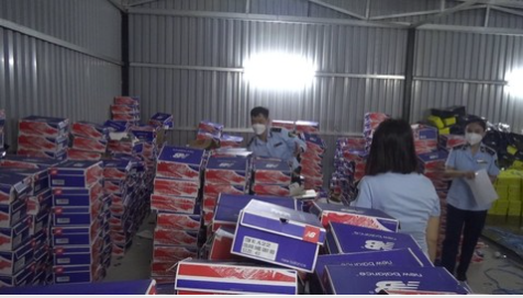 Cơ quan chức năng kiểm tra kho hàng ở TP. Thủ Đức. (Ảnh: Cục Quản lý thị trường TP.HCM)