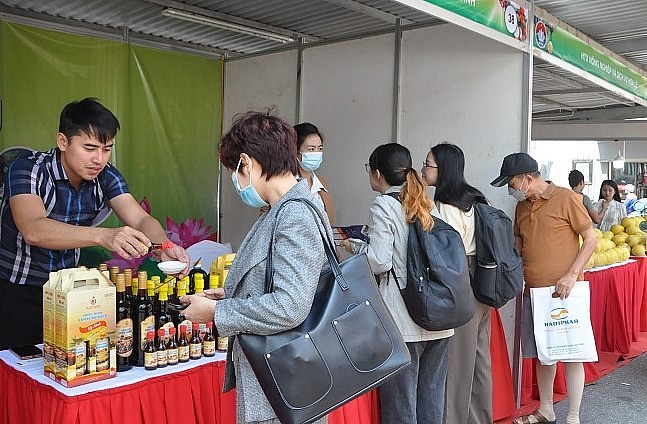 Những gian hàng đặc sản vùng miền được sự quan tâm của đông đảo người tiêu dùng Thủ đô. Những gian hàng đặc sản vùng miền được sự quan tâm của đông đảo người tiêu dùng Thủ đô.