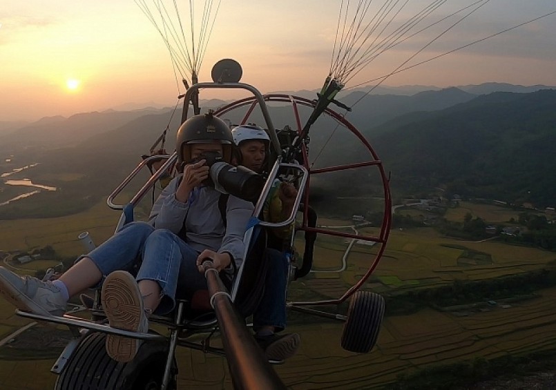 Trải nghiệm bay trên mùa vàng giúp du khách chiêm ngưỡng vẻ đẹp của ruộng bậc thang Bình Liêu đã được UBND tỉnh Quảng Ninh công nhận là di tích danh thắng cấp tỉnh. Cùng với sự đồng hành của các phi công, du khách được bay lượn trên cao 15 phút/lần bay.