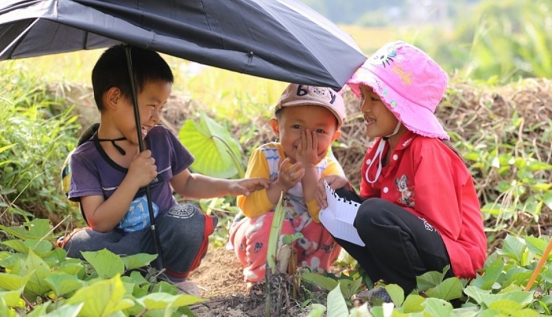 Trẻ em chơi đùa.