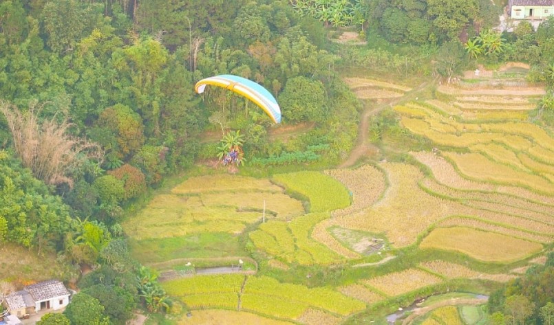 Festival “Bay trên mùa vàng Bình Liêu 2022” mang đến cho du khách nhiều trải nghiệm thú vị và đáng nhớ bởi nội dung bay dù lượn không động cơ tại núi Cao Xiêm có độ cao 1.429m, bản Ngàn Mèo, xã Lục Hồn và bay dù lượn có động cơ tại sân bóng xã Lục Hồn.