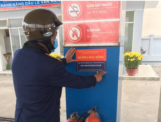 Cục Quản lý thị trường Đà Nẵng niêm yết đường dây nóng tại các cây xăng.