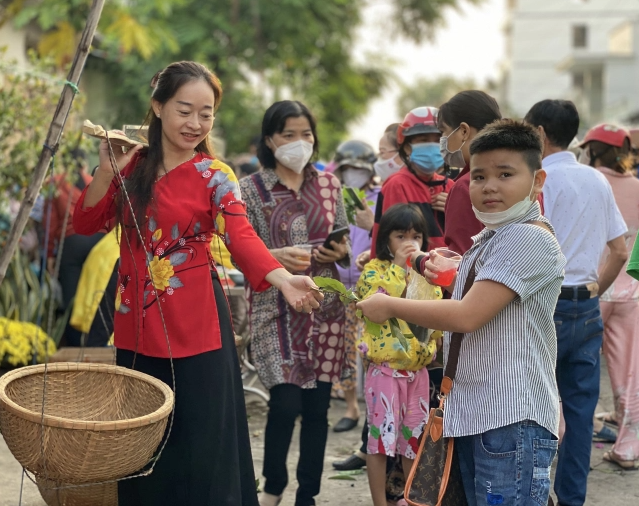 Phiên chợ lấy lá thay tiền "có một không hai" ở Tây Ninh