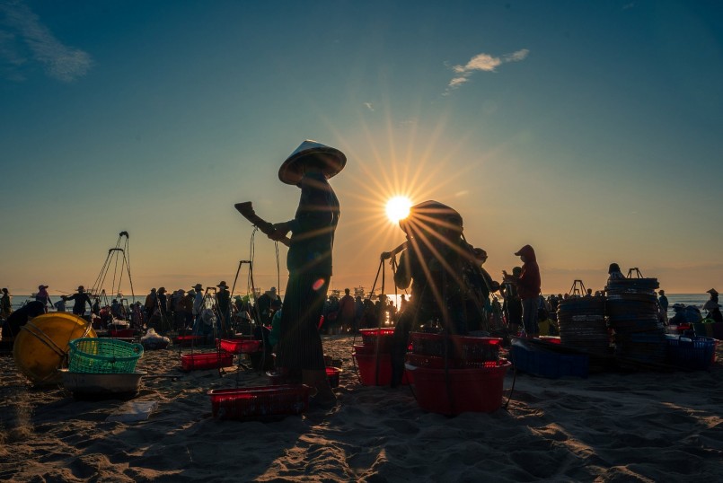 Chợ hải sản lớn nhất Quảng Nam họp vào lúc giao nhau giữa ngày và đêm