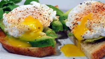 Những ai nên hạn chế ăn trứng lòng đào?