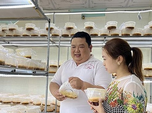 Mô hình trồng nấm quý được nhiều thanh niên đến tìm hiểu.