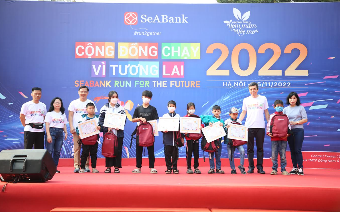 Quỹ học bổng Ươm mầm ước mơ của SeABank đã trao tặng 24 suất học bổng khuyến học trọn đời phổ thông với tổng trị giá hơn 1,62 tỷ đồng cho 24 em học sinh nghèo học giỏi, hiếu học