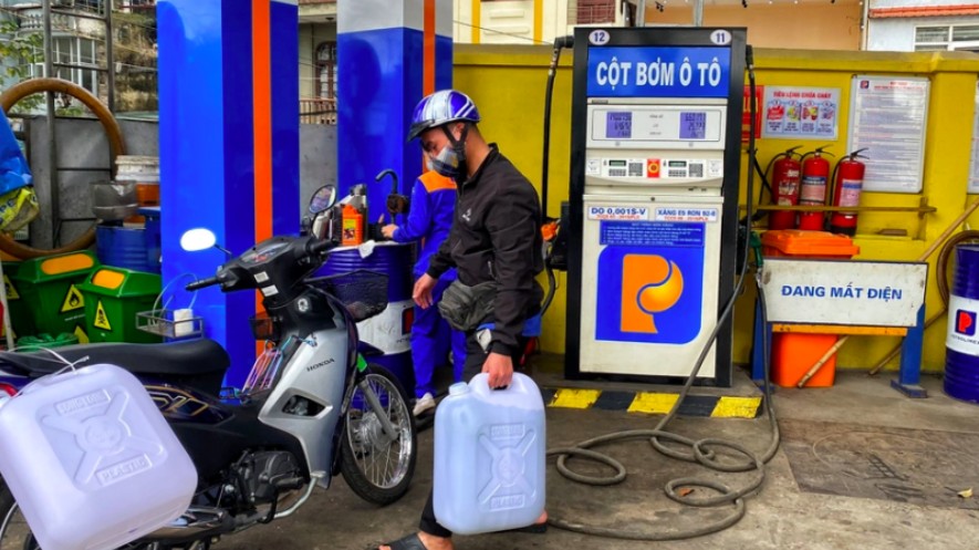 Không cấm mua xăng bằng can, chai nhưng không được dùng để tích trữ