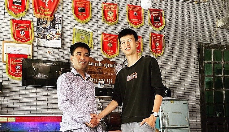 anh Tùng sở hữu trang trại nuôi chim đột biến sinh sản rộng 100m2 với 50 lồng