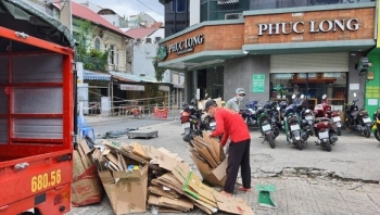 Kỳ lạ nghề mặc quần áo xấu, vác cân đi khắp phố phường, kiếm 100 triệu đồng mỗi tháng