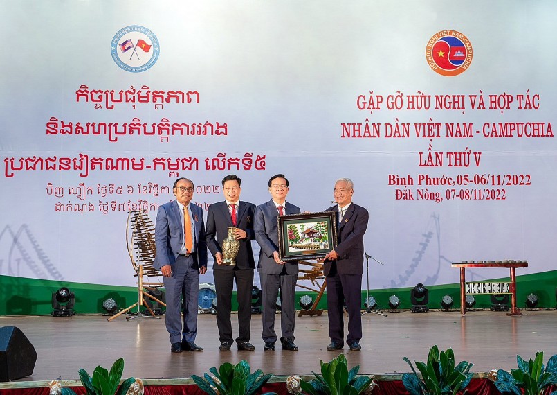 Lãnh đạo tỉnh Đắk Nông tặng quà lưu niệm cho đoàn công tác. Lãnh đạo tỉnh Đắk Nông tặng quà lưu niệm cho đoàn công tác.