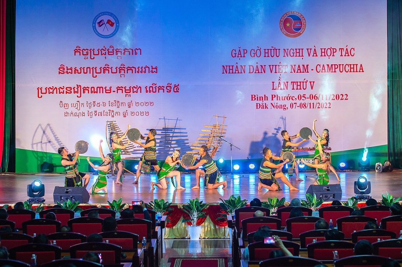 Chương trình biểu diễn nghệ thuật tại chương trình gặp gỡ Hội Hữu nghị Campuachia - Việt Nam tại Đắk Nông. Chương trình biểu diễn nghệ thuật tại chương trình gặp gỡ Hội Hữu nghị Campuachia - Việt Nam tại Đắk Nông.