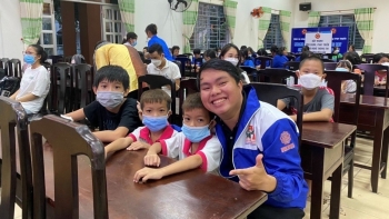 Câu chuyện truyền cảm hứng của cậu bé không cha, từng xin cơm nơi cửa chùa