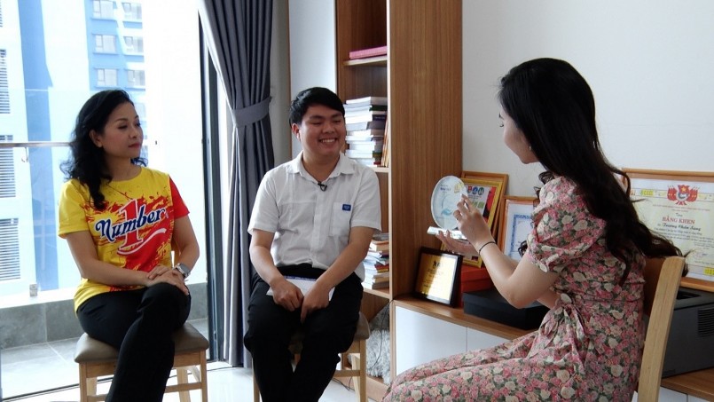 Phó Tổng giám đốc Tập đoàn Tân Hiệp Phát gửi lời động viên cùng phần quà ý nghĩa đến Trương Chấn Sang trong chương trình Nối trọn yêu thương