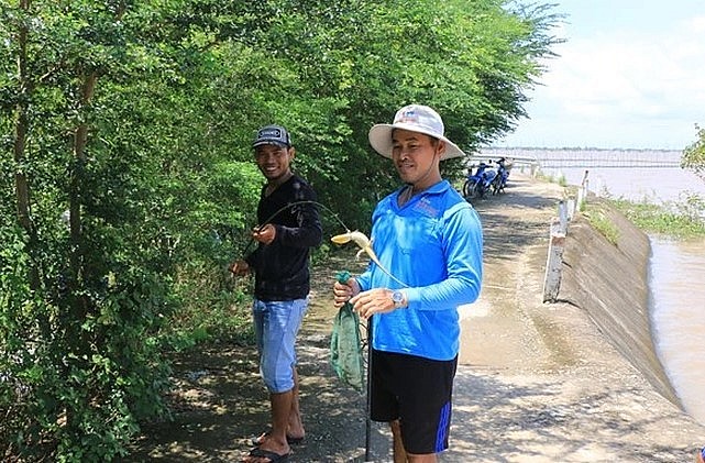 Điều đặc biệt là dù câu rắn mối nhưng chỉ có cần câu mà không có lưỡi câu.