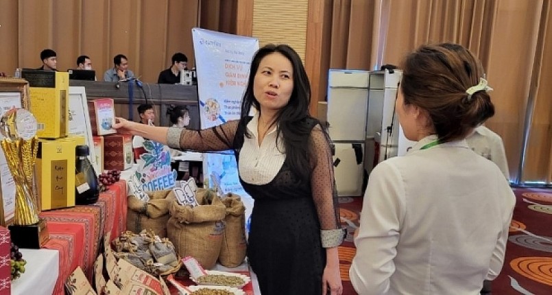 Đại biểu tham quan các gian hàng hồ tiêu được trưng bày tại Hội nghị.