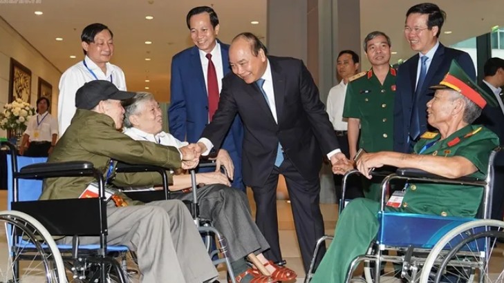 Trình Chủ tịch nước tặng quà cho người có công dịp Tết Nguyên đán Quý Mão