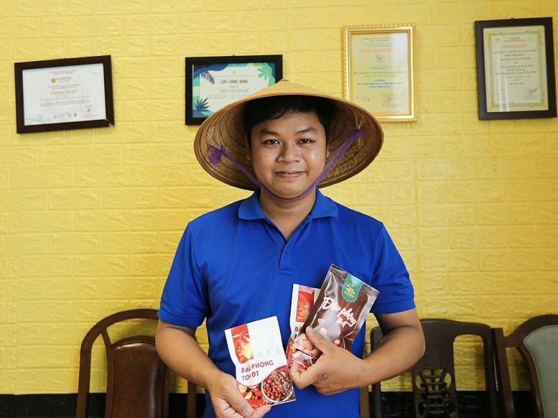 Sản phẩm đậu phộng tỏi ớt của Hiếu được nhiều nhà hàng ưa chuộng Sản phẩm đậu phộng tỏi ớt của Hiếu được nhiều nhà hàng ưa chuộng