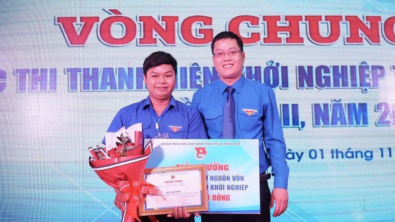 Bí thư Tỉnh đoàn Nguyễn Thanh Hoài trao giải Nhất cuộc thi cho thí sinh Ngô Minh Hiếu Bí thư Tỉnh đoàn Nguyễn Thanh Hoài trao giải Nhất cuộc thi cho thí sinh Ngô Minh Hiếu