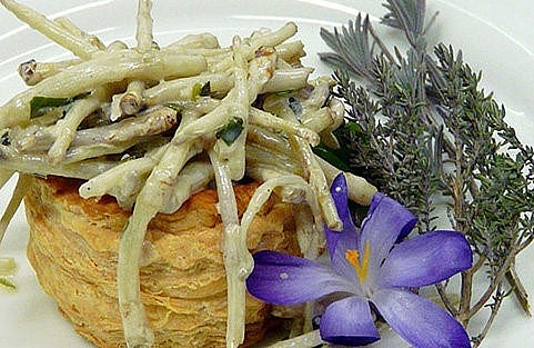 Đối với nhiều đầu bếp trên thế giới, chồi hoa bia được xem là một thứ nguyên liệu tuyệt vời để chế biến các món đặc sản, làm nên tên tuổi của họ.