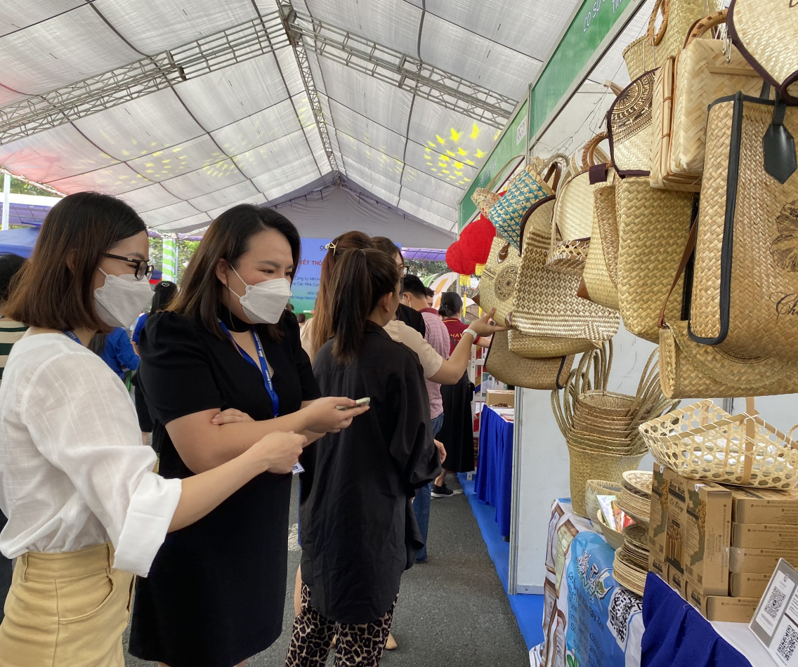 Người tiêu dùng Thủ đô Hà Nội tham quan, mua sắm sản phẩm Người tiêu dùng Thủ đô Hà Nội tham quan, mua sắm sản phẩm