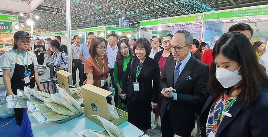 Các đại biểu đi tham quan các gian hàng tại Tuần hàng Các đại biểu đi tham quan các gian hàng tại Tuần hàng