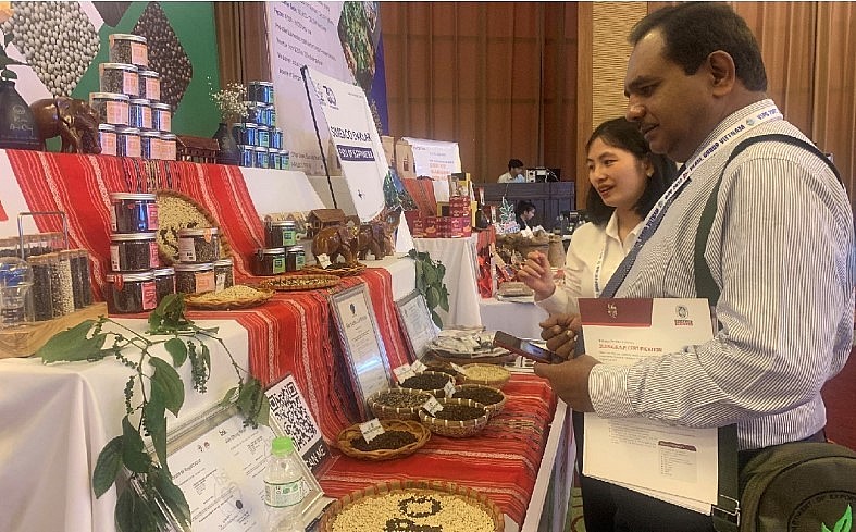 Khách nước ngoài rất quan tâm tới các sản phẩm hồ tiêu Việt Nam.