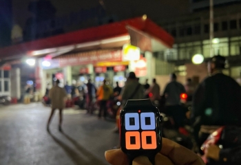 Người dân Hà Nội không ngủ, quyết tâm xếp hàng đổ được xăng trước giờ tăng giá