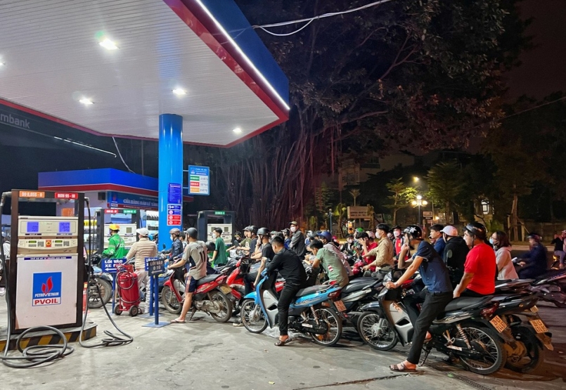 Cây xăng PVOIL thời điểm 23h50 ngày 10/11 - Ảnh: PHẠM TUẤN