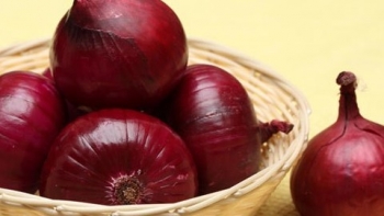 Bí quyết chăm sóc da khoẻ đẹp với hành tây tím