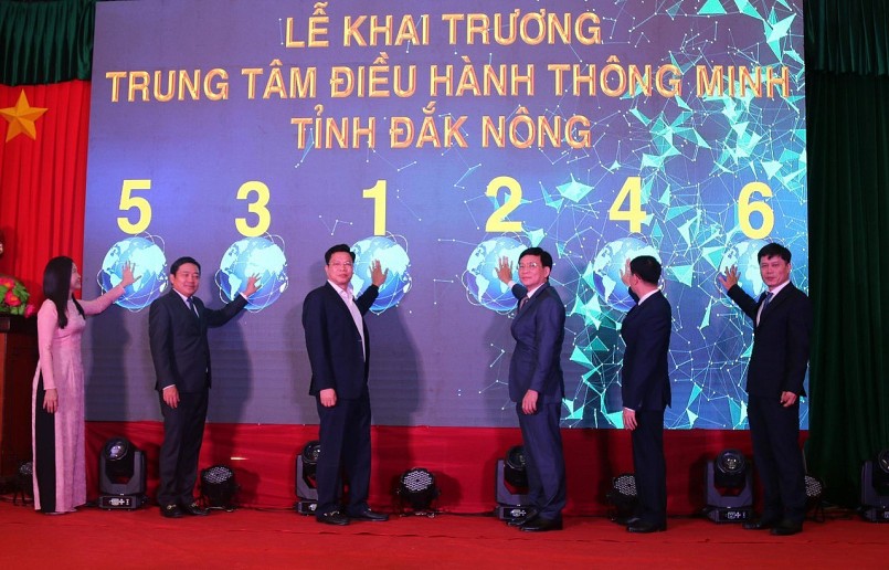 Các đồng chí lãnh đạo tỉnh bấm nút khai trương Trung tâm IOC Đắk Nông