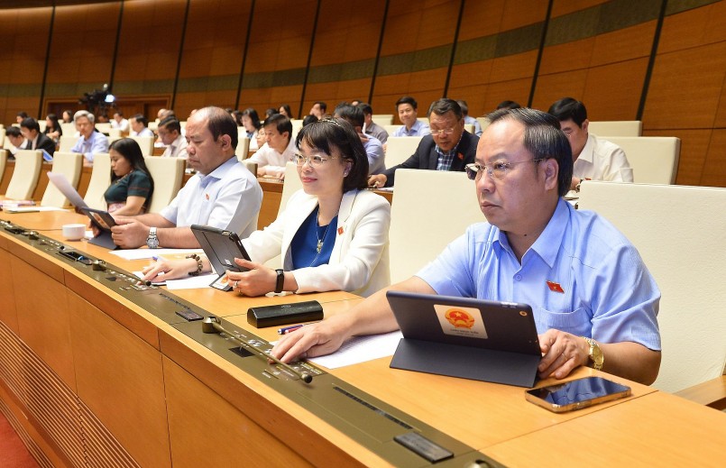 Các đại biểu ấn nút biểu quyết