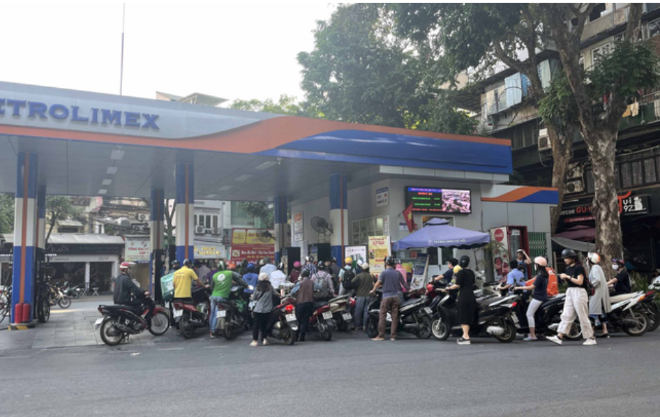 Những ngày qua người dân phải xếp hàng để mua xăng Những ngày qua người dân phải xếp hàng để mua xăng