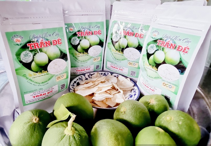 Sản phẩm Bưởi non sấy khô được làm từ trái bưởi non được trồng hữu cơ. Ảnh: Hồng Cẩm Sản phẩm Bưởi non sấy khô được làm từ trái bưởi non được trồng hữu cơ. Ảnh: Hồng Cẩm