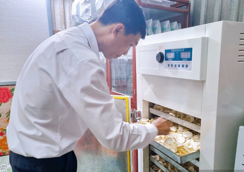 Để đáp ứng thị trường, anh Đệ đầu tư máy móc, thiết bị để phục vụ việc sấy khô, đóng gói và bảo quản sản phẩm. Ảnh: Hồng Cẩm Để đáp ứng thị trường, anh Đệ đầu tư máy móc, thiết bị để phục vụ việc sấy khô, đóng gói và bảo quản sản phẩm. Ảnh: Hồng Cẩm