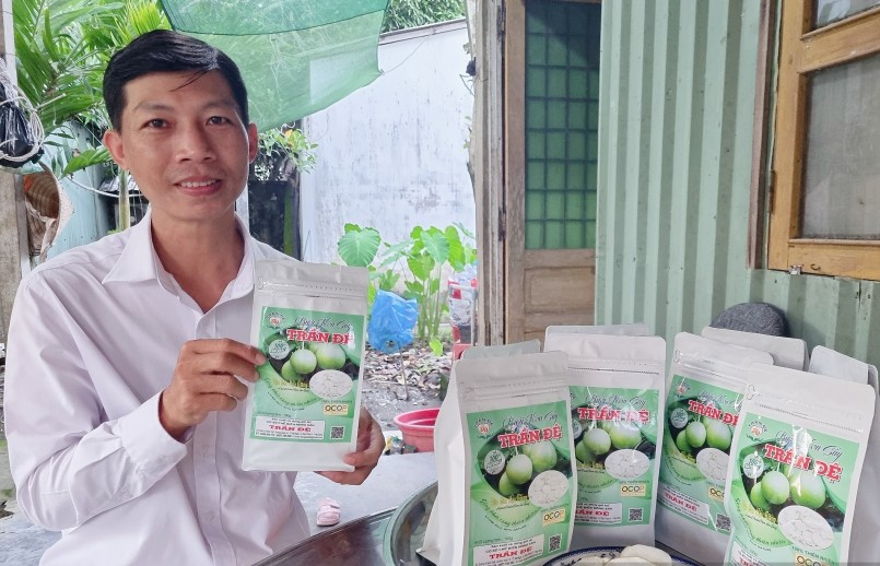 Hiện cơ sở sản xuất của anh Đệ đã ký hợp đồng thu mua bưởi non với 5 nhà vườn, với giá mua dao động từ 5.000-10.000 đồng/kg. Ảnh: Hồng Cẩm Hiện cơ sở sản xuất của anh Đệ đã ký hợp đồng thu mua bưởi non với 5 nhà vườn, với giá mua dao động từ 5.000-10.000 đồng/kg. Ảnh: Hồng Cẩm