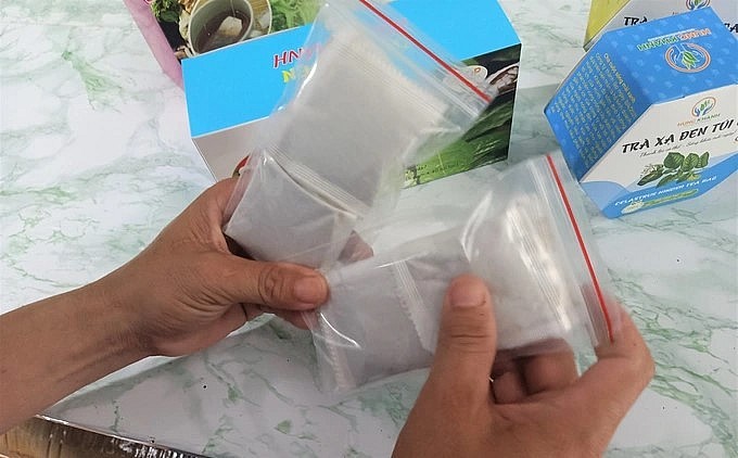 Mỗi năm, anh Khánh cho ra lò hàng chục ngàn gói túi lọc trà xạ đen, thu nhập hàng trăm triệu đồng (Ảnh: Huỳnh Hải). Mỗi năm, anh Khánh cho ra lò hàng chục ngàn gói túi lọc trà xạ đen, thu nhập hàng trăm triệu đồng (Ảnh: Huỳnh Hải).