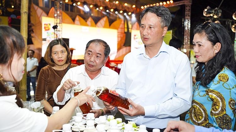 Các đại biểu tham quan gian hàng