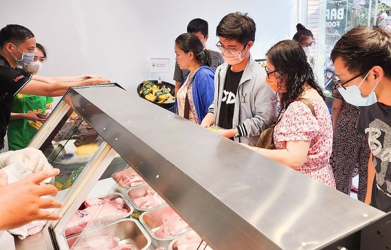 Sản phẩm heo ăn chuối của Hoàng Anh Gia Lai được bày bán trong ngày đầu ra mắt tại TP HCM.