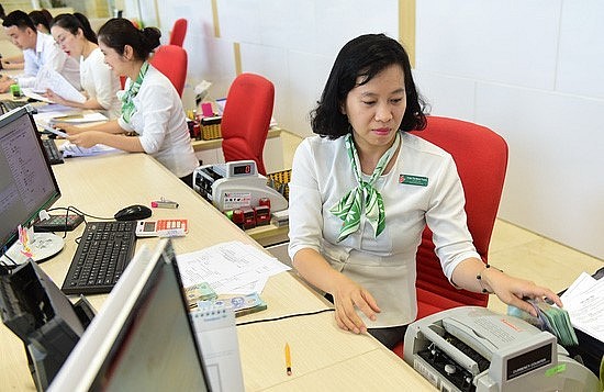 Giao dịch tại một ngân hàng ở TP.HCM - Ảnh: Q.ĐỊNH