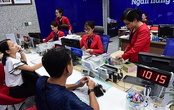 Doanh nghiệp rất nóng lòng được vay vốn khi mùa làm ăn cuối năm đến gần. Trong ảnh: giao dịch tại một ngân hàng ở quận 1, TP.HCM - Ảnh: QUANG ĐỊNH