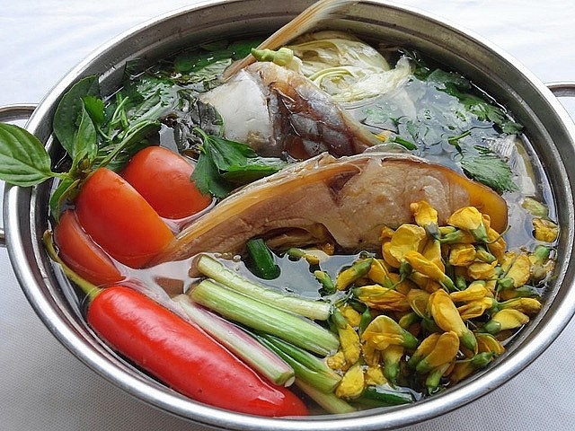 Nồi canh chua thành lẩu cá cóc, dùng kèm bông súng, so đũa... Nồi canh chua thành lẩu cá cóc, dùng kèm bông súng, so đũa...