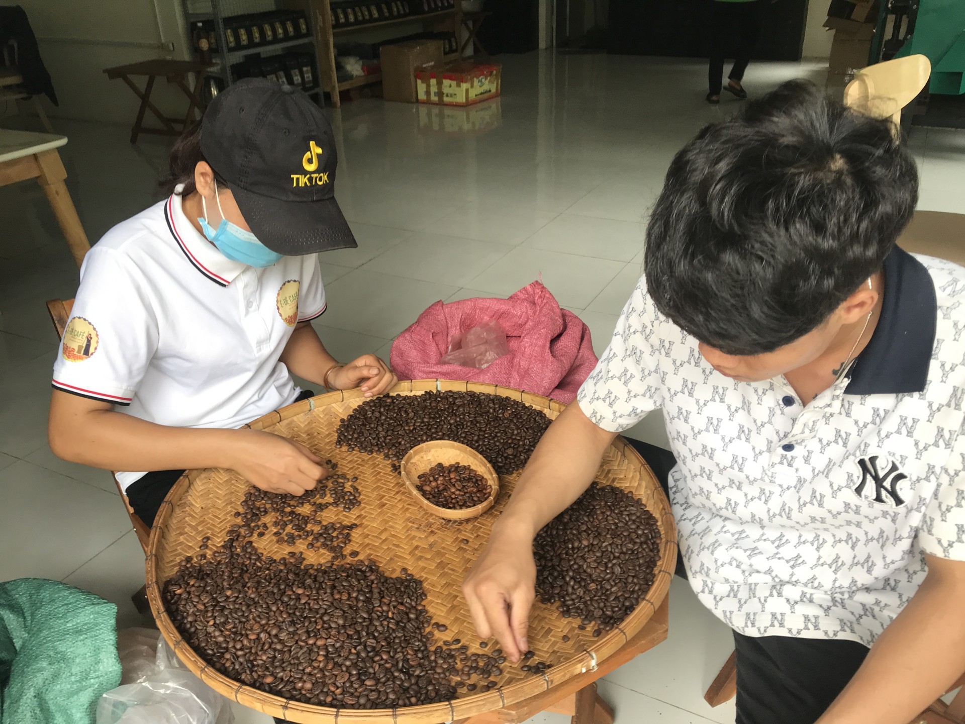 Bí ẩn loại cà phê có mùi khói bếp của chàng trai Ê Đê