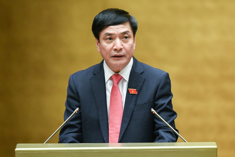 Tổng Thư ký Quốc hội Bùi Văn Cường trình bày Báo cáo tiếp thu, giải trình, chỉnh lý và dự thảo Nghị quyết về hoạt động chất vấn tại Kỳ họp thứ 4, Quốc hội khóa XV